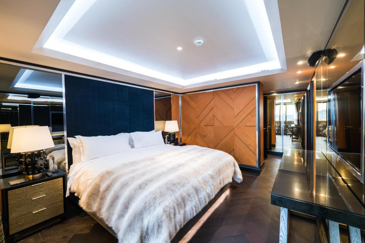 Five Zurich - Luxury City Resort Eksteriør billede The bedroom of the 2014 suite