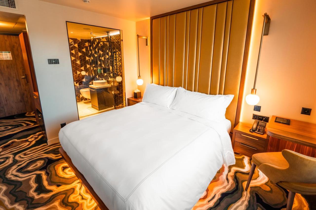 Five Zurich - Luxury City Resort Eksteriør billede A bedroom at the hotel