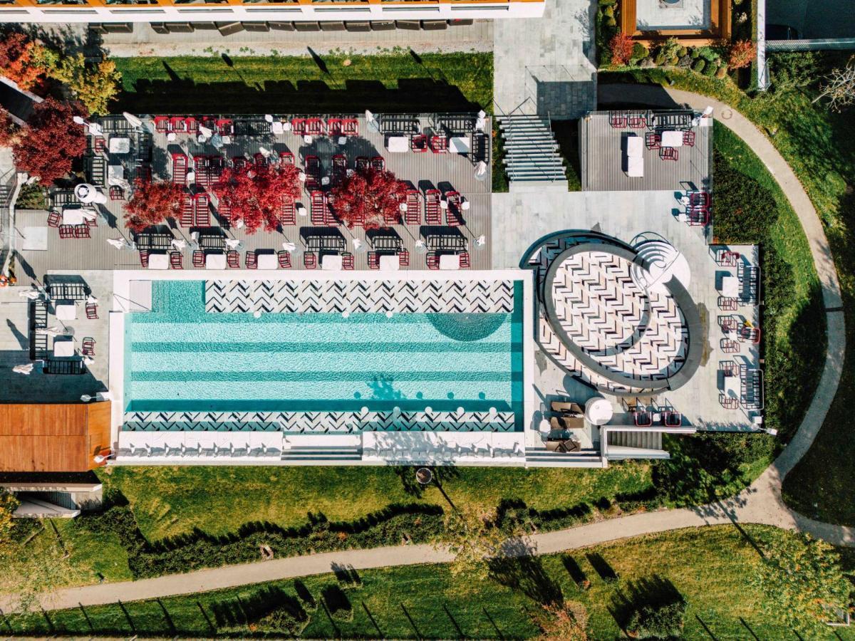 Five Zurich - Luxury City Resort Eksteriør billede Aerial view of the pool