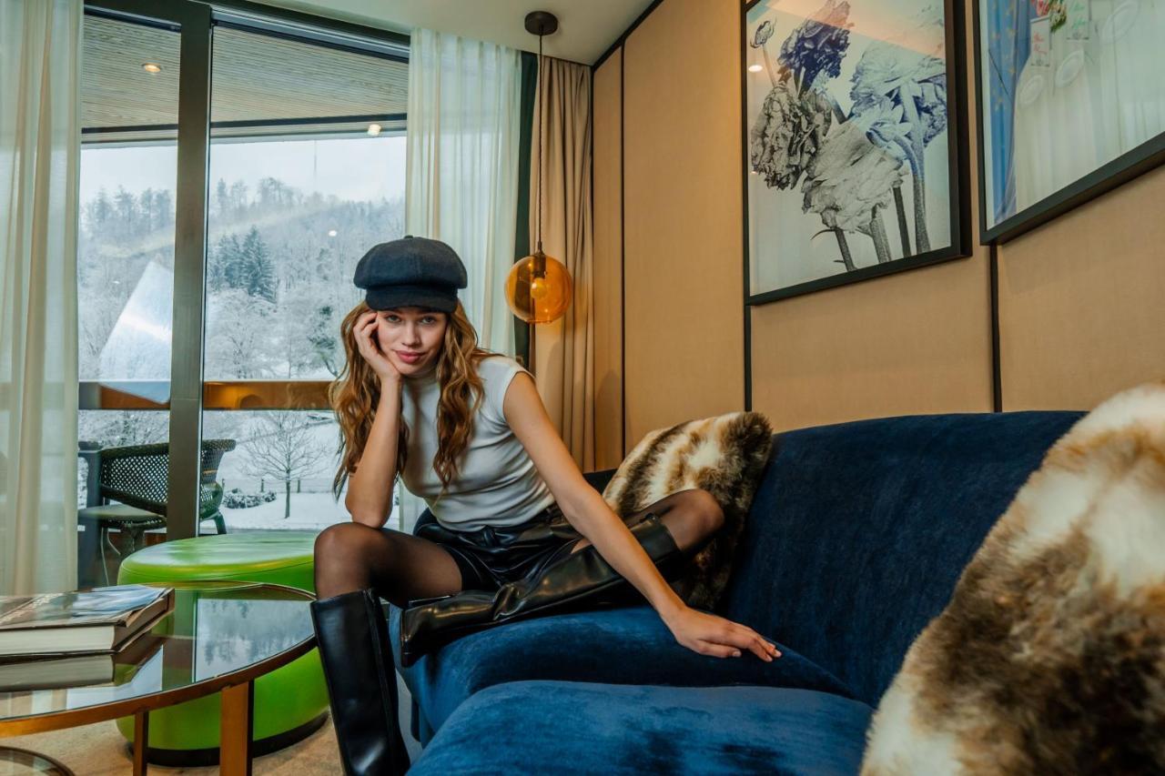 Five Zurich - Luxury City Resort Eksteriør billede A woman wearing a leather skirt