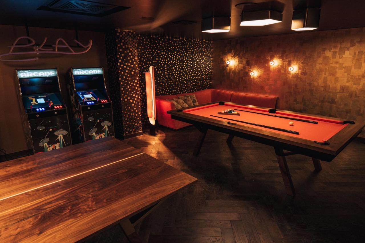 Five Zurich - Luxury City Resort Eksteriør billede A pool table in a bar