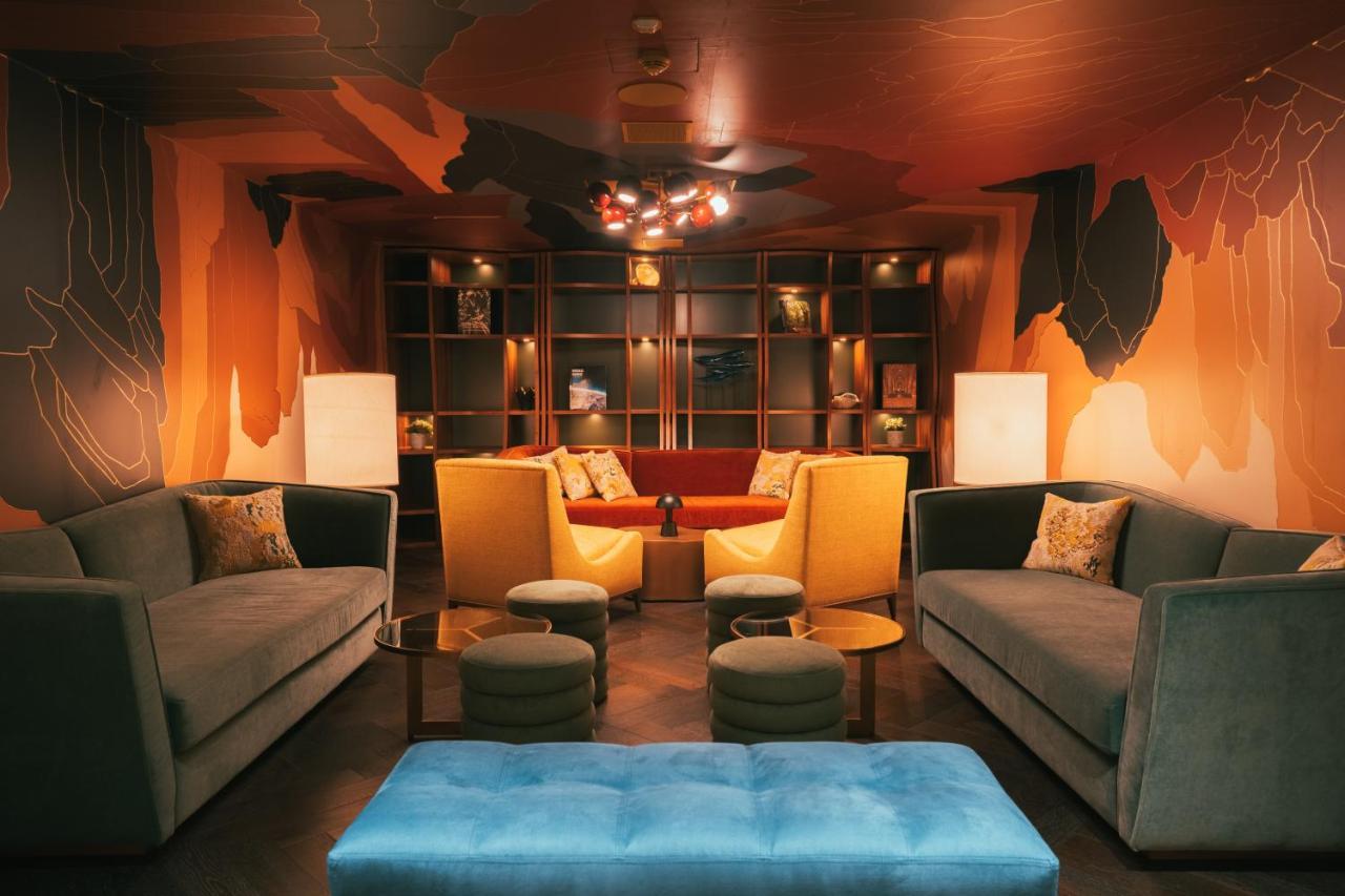 Five Zurich - Luxury City Resort Eksteriør billede The living room at the 2012 edition of the 100 Best Bars in the World