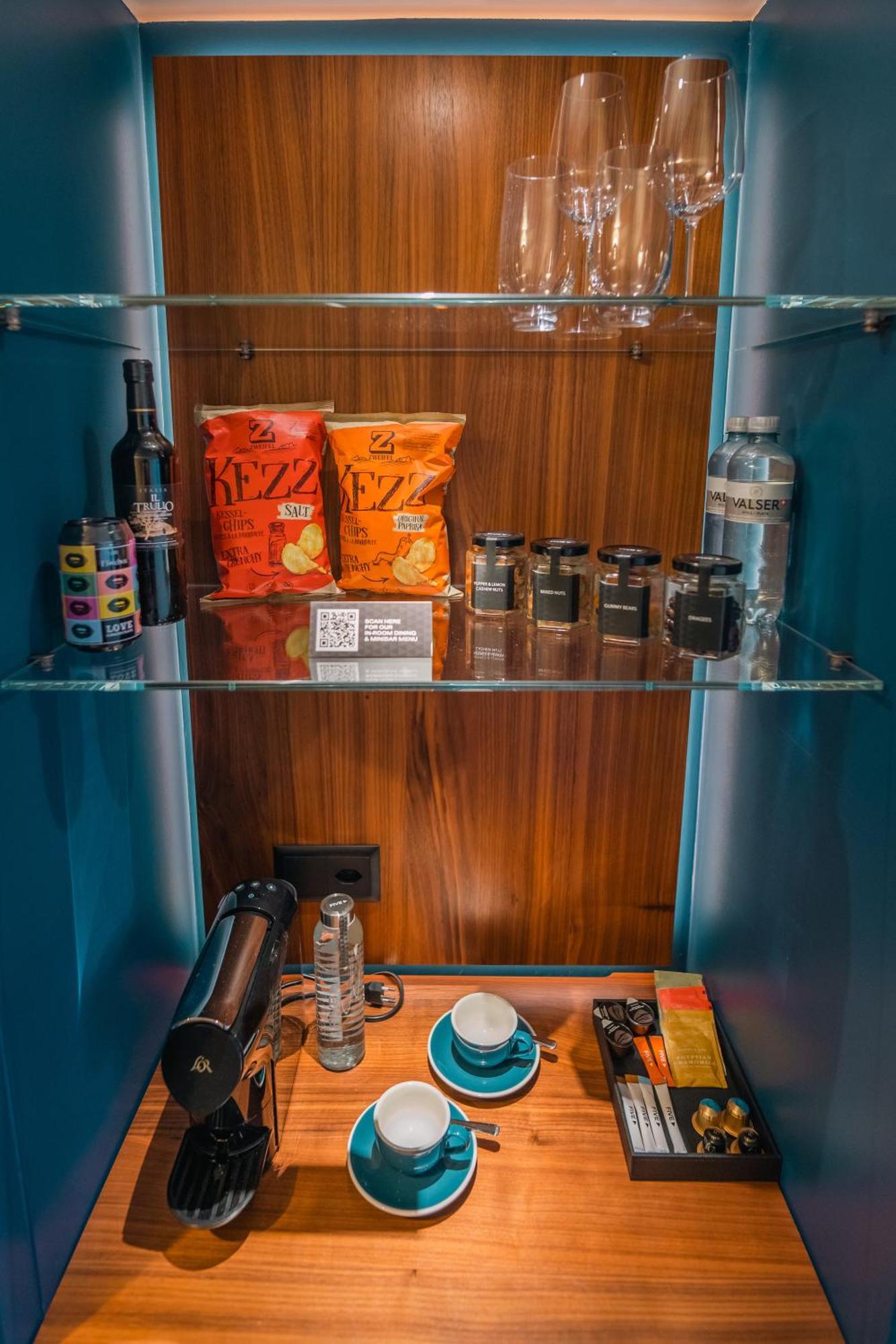 Five Zurich - Luxury City Resort Eksteriør billede A mini-bar in a hotel room